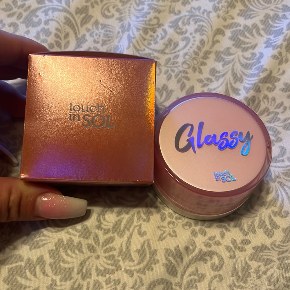 Glossy skin balm